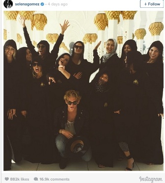 Dikritik Netizen, Selena Gomez Hapus Foto Berhijab